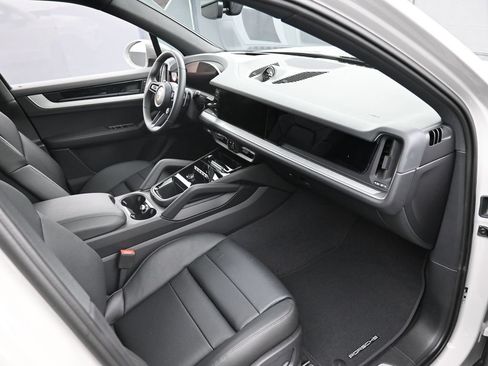Certified 2026 Porsche Cayenne E-Hybrid AWD/4WD image 33