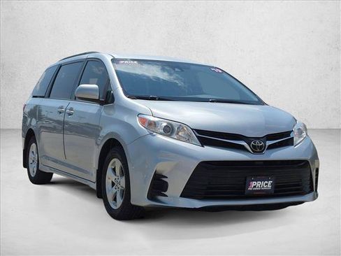 Used 2019 Toyota Sienna LE FWD image 3