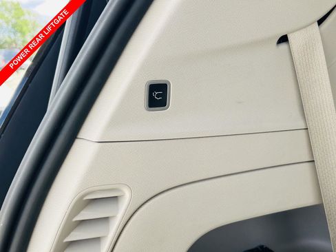 Used 2023 Chrysler Pacifica Touring-L FWD image 11