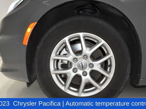 Used 2023 Chrysler Pacifica Touring-L FWD image 6