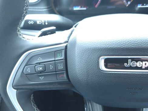 Certified 2025 Jeep Grand Cherokee Altitude AWD/4WD image 29