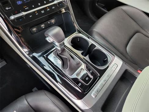 Used 2024 Kia Carnival EX image 17