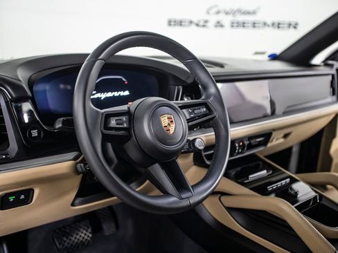 Used 2025 Porsche Cayenne image 25