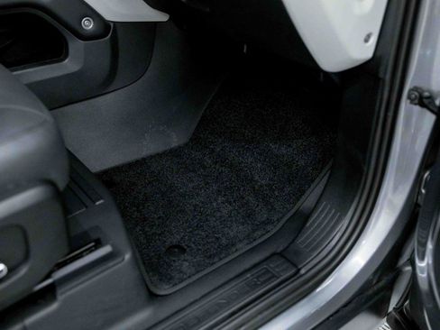 Used 2023 Land Rover Defender 130 SE image 54