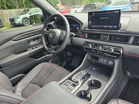 Certified 2025 Honda Pilot Black Edition image 10