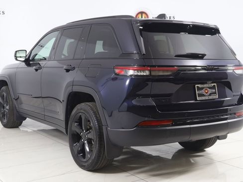 Used 2024 Jeep Grand Cherokee Limited w/ Luxury Tech Group II image 4