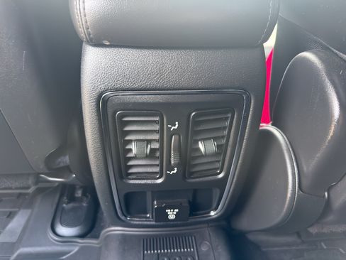 Used 2021 Jeep Grand Cherokee Laredo X AWD/4WD image 30