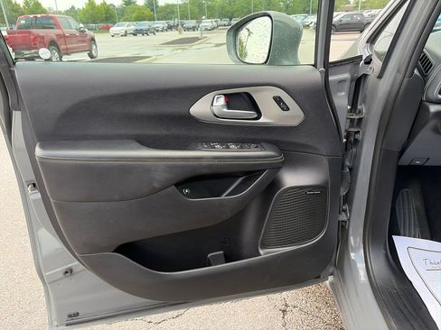 Used 2022 Chrysler Pacifica Limited w/ Uconnect Theater Family Group FWD image 15