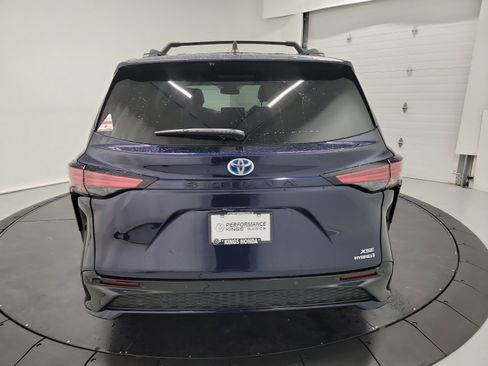 Used 2021 Toyota Sienna XSE w/ XSE Plus Package image 8