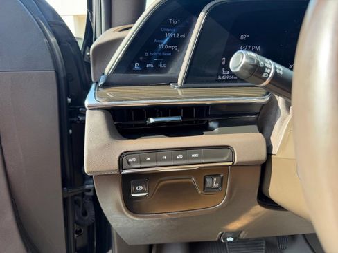 Used 2024 Cadillac Escalade Premium Luxury AWD/4WD image 27