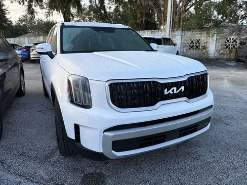 Used 2024 Kia Telluride EX w/ EX Captain's Chair Package FWD image 4