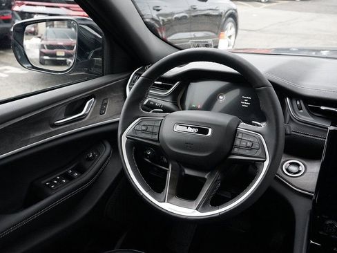 Used 2025 Jeep Grand Cherokee Limited AWD/4WD image 36