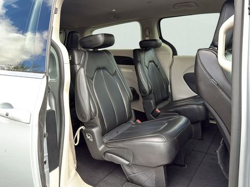 Used 2023 Chrysler Pacifica Touring-L FWD image 11