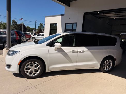 Used 2018 Chrysler Pacifica Touring Plus w/ Tire & Wheel Group FWD image 4