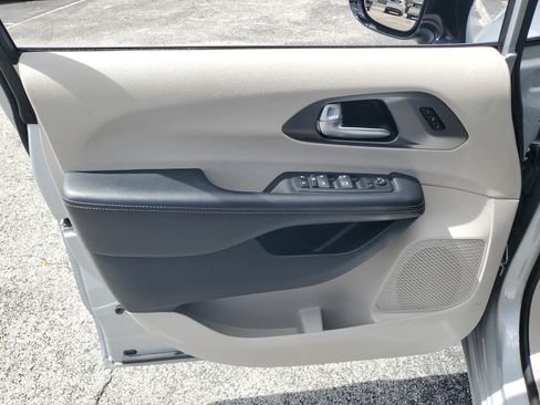 Used 2024 Chrysler Pacifica Touring-L FWD image 8