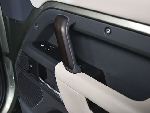 Used 2023 Land Rover Defender 110 X-Dynamic SE image 17