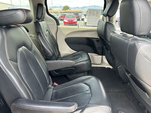 Used 2020 Chrysler Pacifica Touring-L FWD image 34