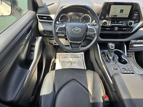Used 2024 Toyota Highlander XLE FWD image 3
