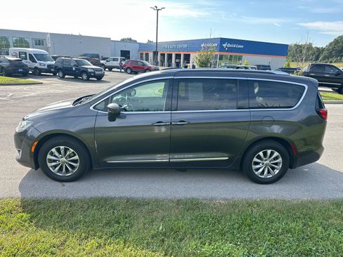 Used 2019 Chrysler Pacifica Touring-L FWD image 10