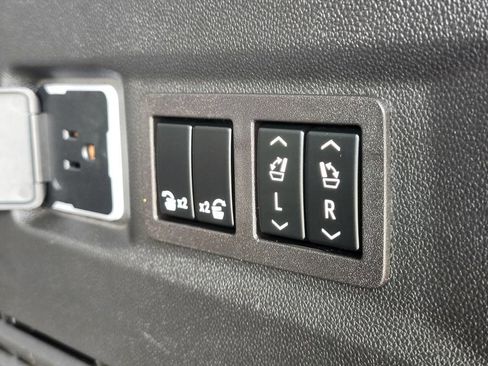 Used 2023 Chevrolet Tahoe High Country AWD/4WD image 32