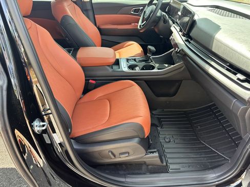 New 2026 Kia Carnival EX FWD image 13