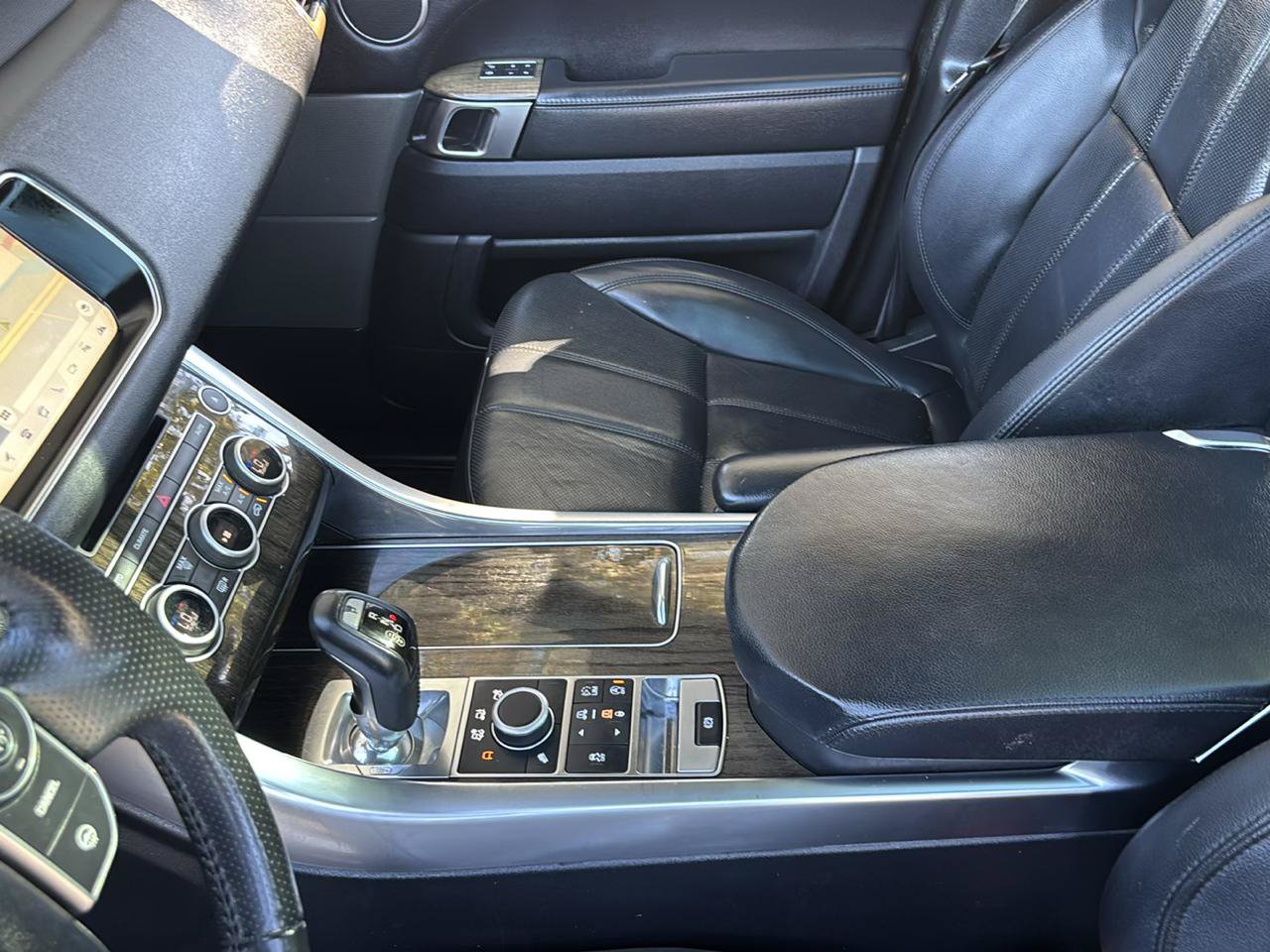 Used 2017 Land Rover Range Rover Sport SE AWD/4WD image 18