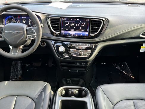 Used 2025 Chrysler Pacifica Select FWD image 26