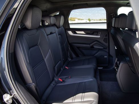 Certified 2024 Porsche Cayenne Turbo AWD/4WD image 25