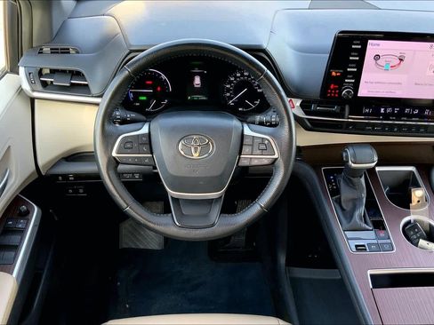 Used 2021 Toyota Sienna XLE image 6