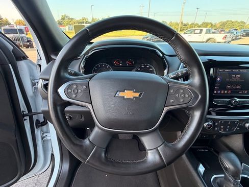 Used 2023 Chevrolet Traverse LT FWD image 17