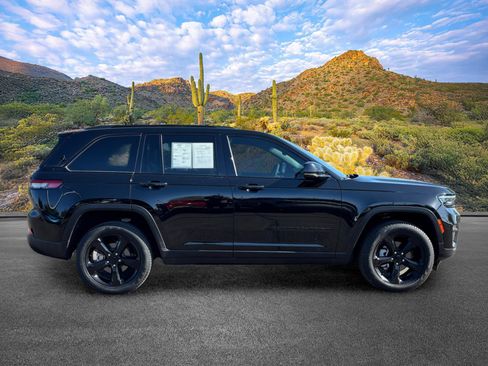 Used 2024 Jeep Grand Cherokee Limited w/ Black Appearance Package RWD image 3