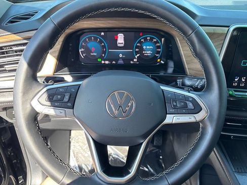 Used 2025 Volkswagen Atlas SE AWD/4WD image 7