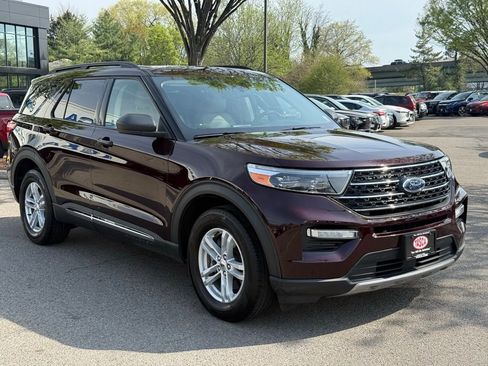 Used 2022 Ford Explorer XLT w/ Equipment Group 202A image 4