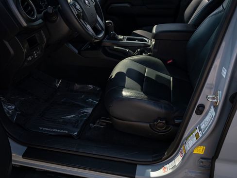 Used 2019 Toyota Tacoma TRD Off-Road AWD/4WD image 17