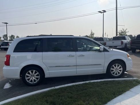 Used 2016 Chrysler Town & Country Touring w/ Driver Convenience Group FWD image 6