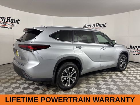 Used 2025 Toyota Highlander XLE image 5