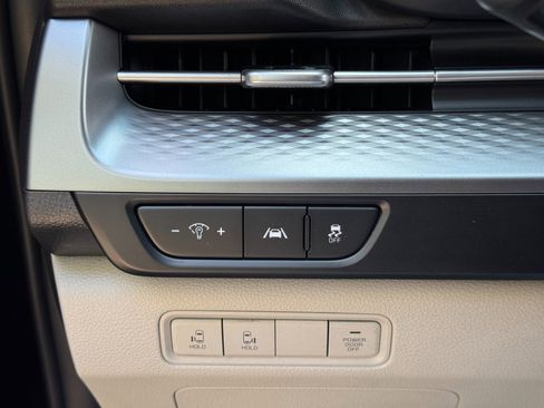 Used 2023 Kia Carnival LX FWD image 16