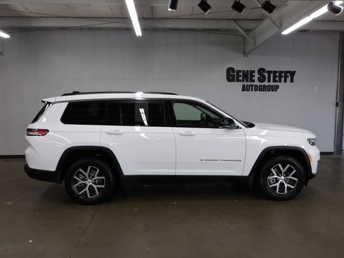 Used 2023 Jeep Grand Cherokee L Limited w/ Luxury Tech Group II AWD/4WD image 3