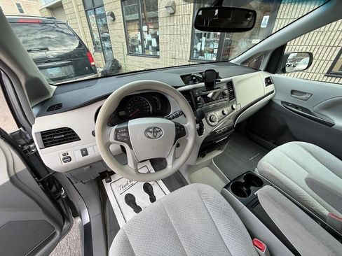 Used 2012 Toyota Sienna LE w/ Towing Pkg image 11