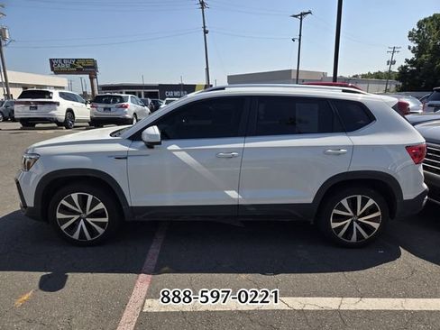 Certified 2024 Volkswagen Taos SE FWD image 2
