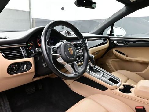 Certified 2021 Porsche Macan image 4
