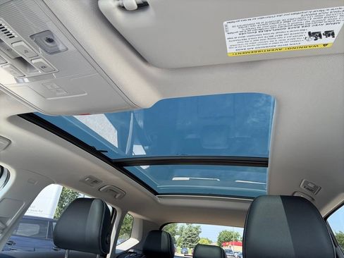 Used 2025 Volkswagen Taos SE w/ Panoramic Sunroof Package image 15
