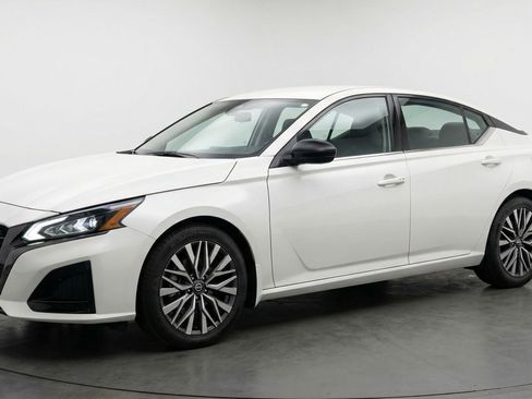Used 2025 Nissan Altima 2.5 SV FWD image 3