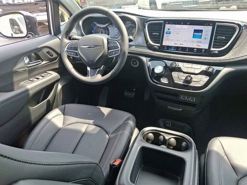 New 2025 Chrysler Pacifica Select AWD/4WD image 9