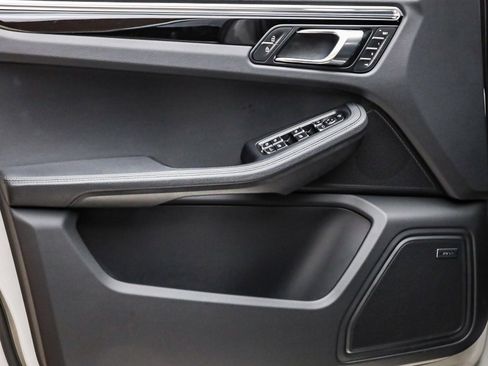 Used 2025 Porsche Macan image 24