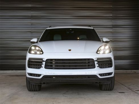 Certified 2023 Porsche Cayenne Platinum Edition image 10