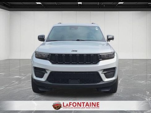 Used 2024 Jeep Grand Cherokee Altitude AWD/4WD image 8