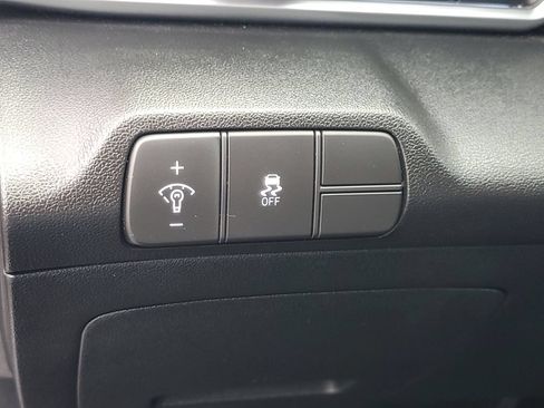 Used 2025 Hyundai Elantra Limited FWD image 12
