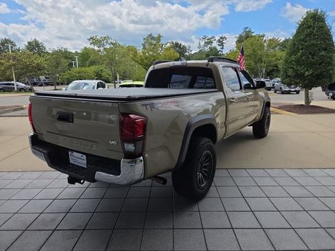 Used 2019 Toyota Tacoma TRD Off-Road AWD/4WD image 4