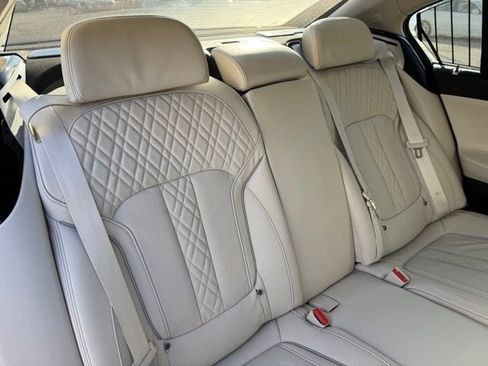 Used 2022 BMW ALPINA B7 xDrive w/ Luxury Rear Seating Package image 27